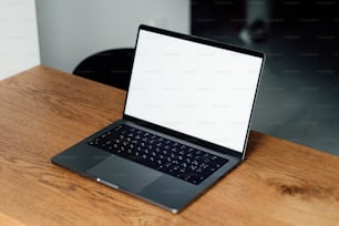 Ein Laptop, der auf einem hölzernen Schreibtisch sitzt
