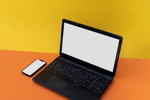 un ordinateur portable ouvert posé sur une table
