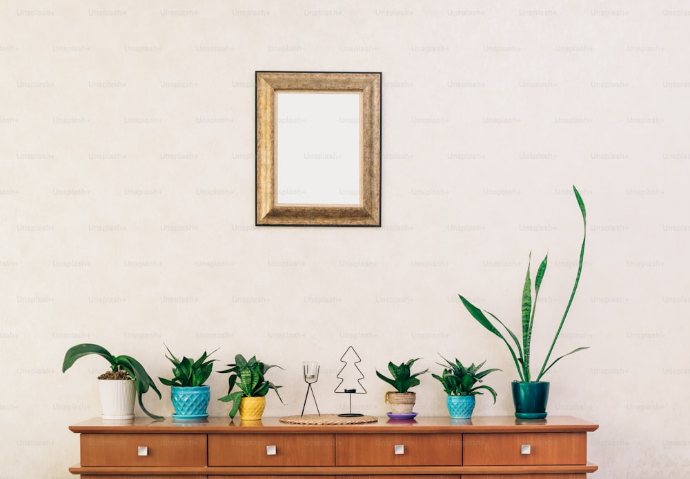 uma cômoda de madeira coberta com muitos vasos de plantas