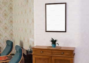uma sala com uma cadeira e um espelho na parede