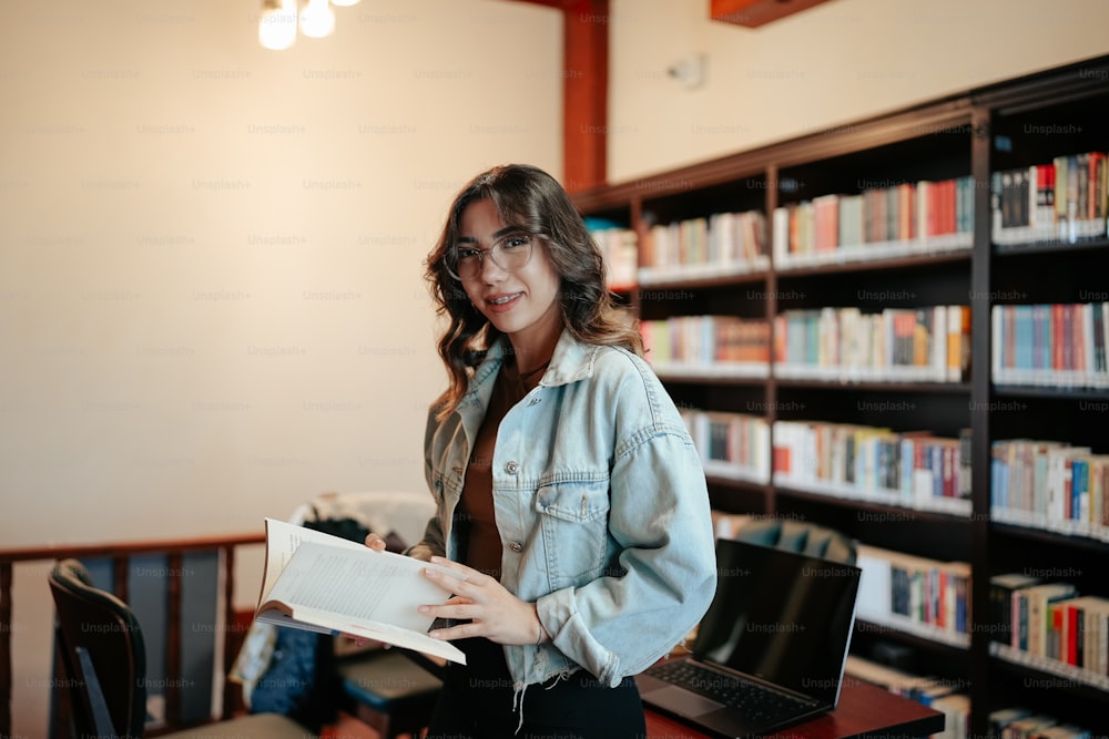 uma mulher em pé em uma biblioteca segurando um livro