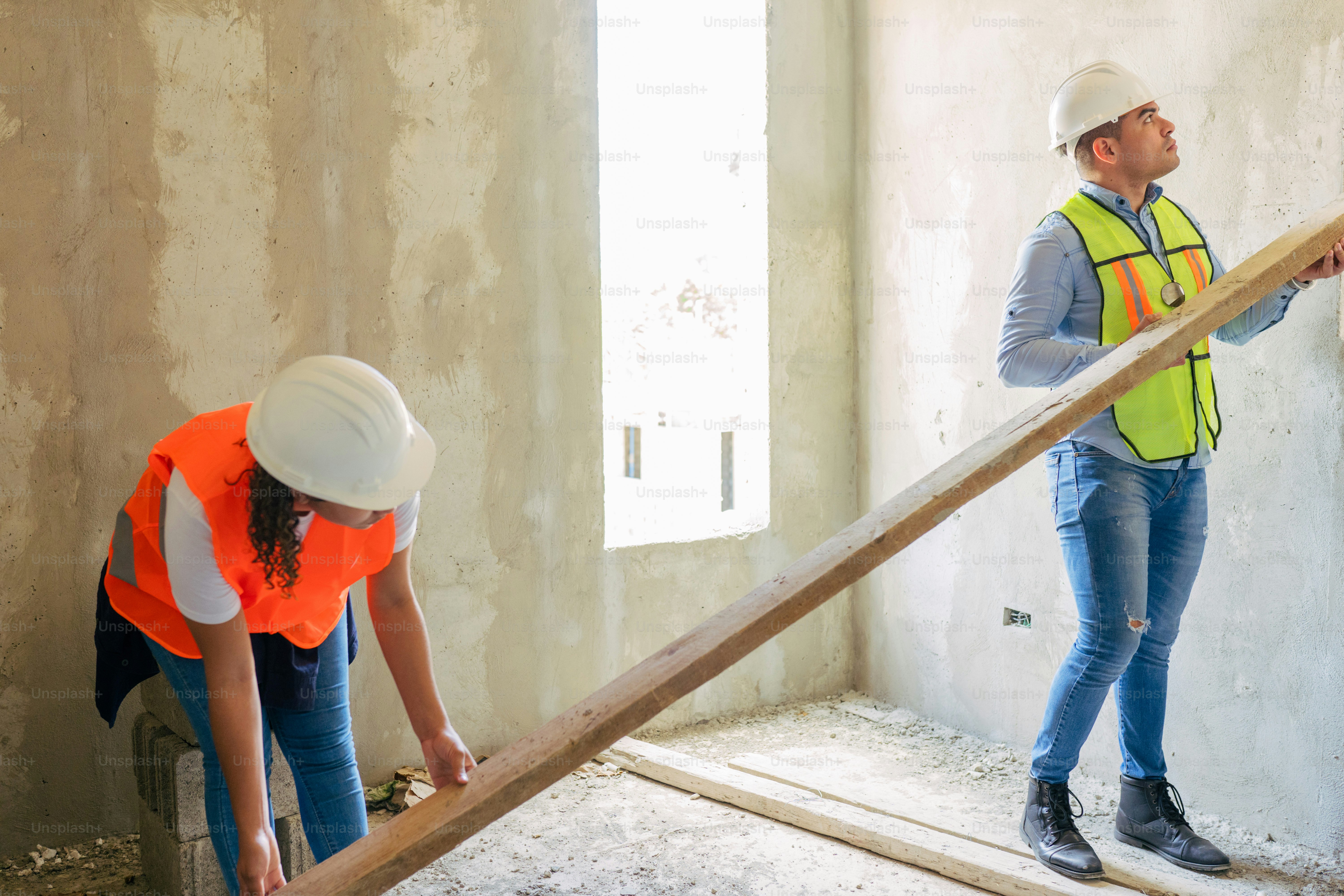 ein paar Leute, die in einem Raum stehen