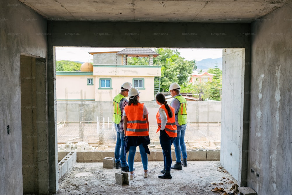 Un grupo de trabajadores de la construcción de pie en un edificio