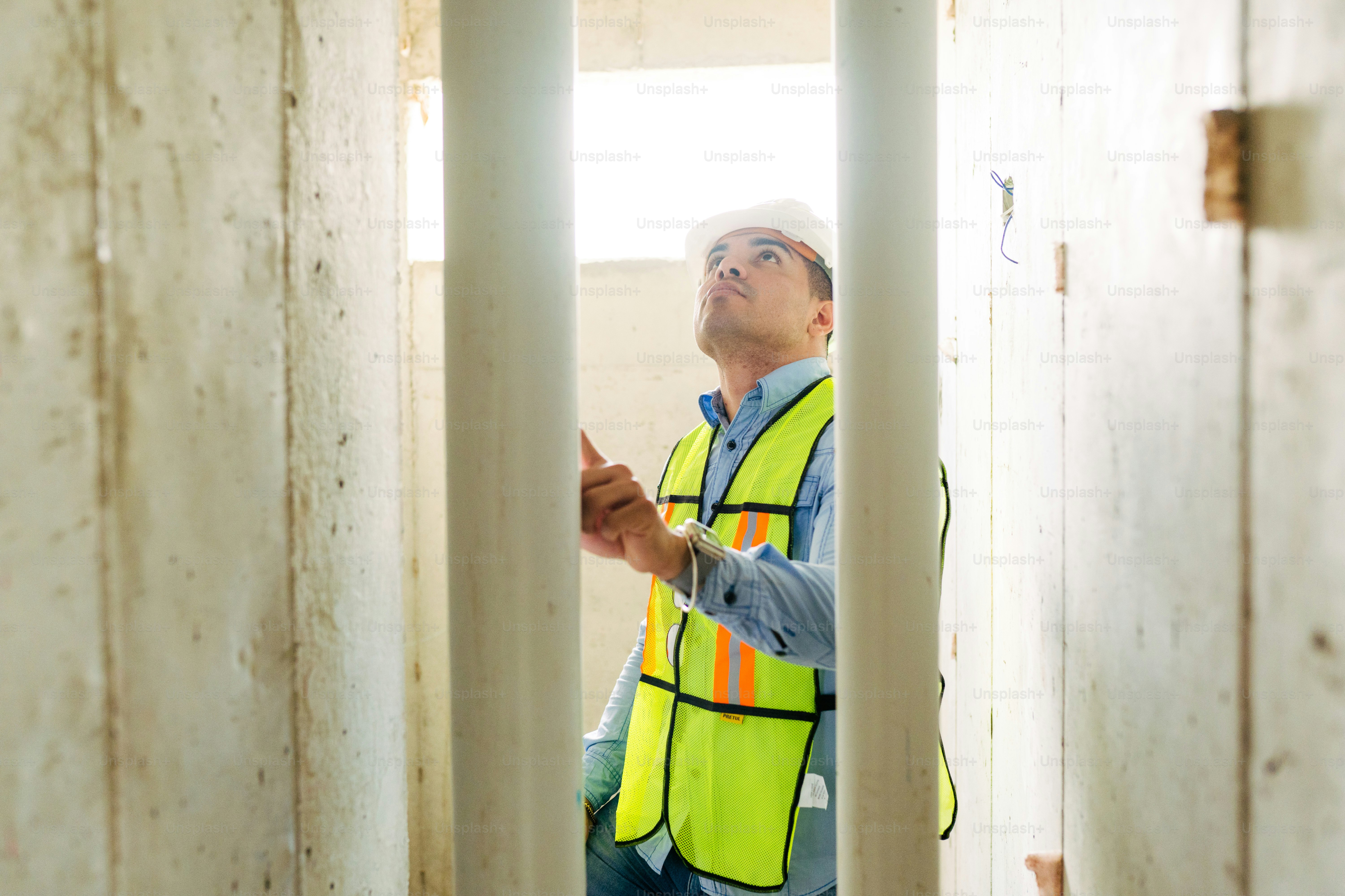 Ein Mann in einer Warnweste, der auf etwas zeigt