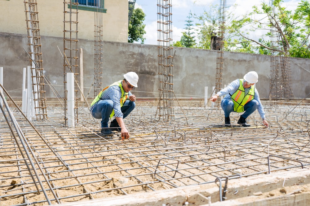 Dos trabajadores de la construcción trabajando en un sitio de construcción