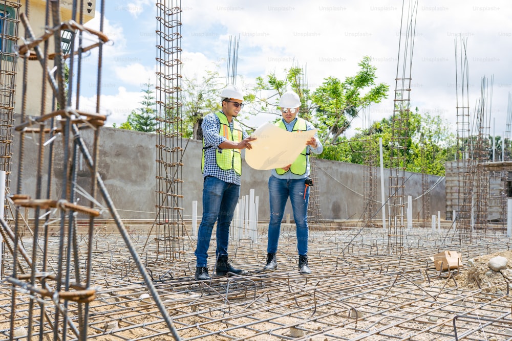 Ein paar Männer, die nebeneinander auf einer Baustelle stehen