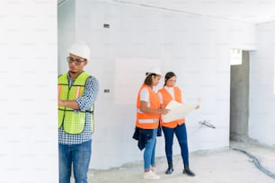 um grupo de pessoas em pé em uma sala em construção