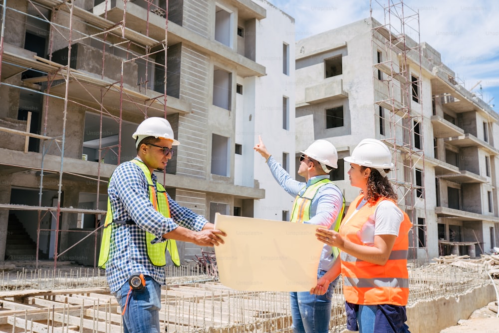 Un grupo de personas de pie alrededor de un edificio en construcción