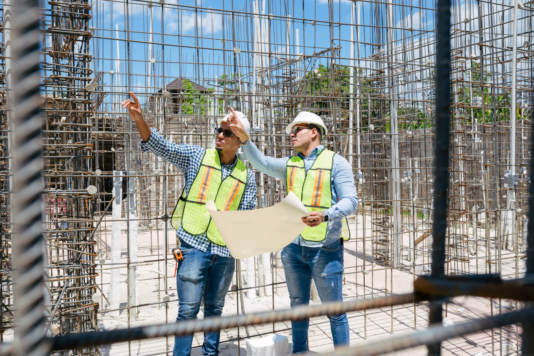 Ingeniero supervisando obra de construcción