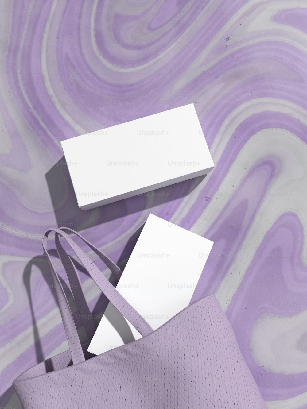 Una bolsa púrpura con un cuadrado blanco encima