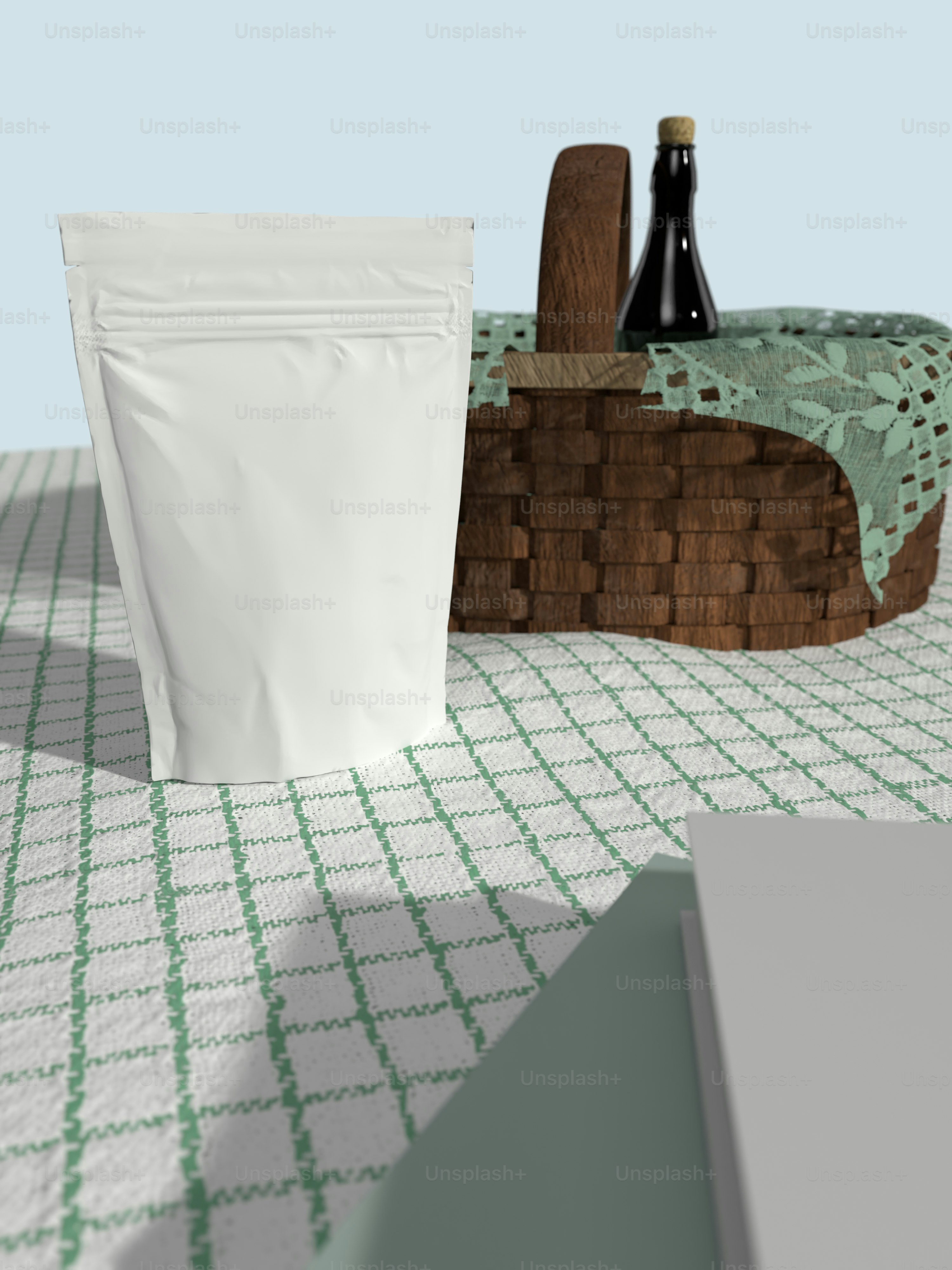 un sac de café posé sur une table