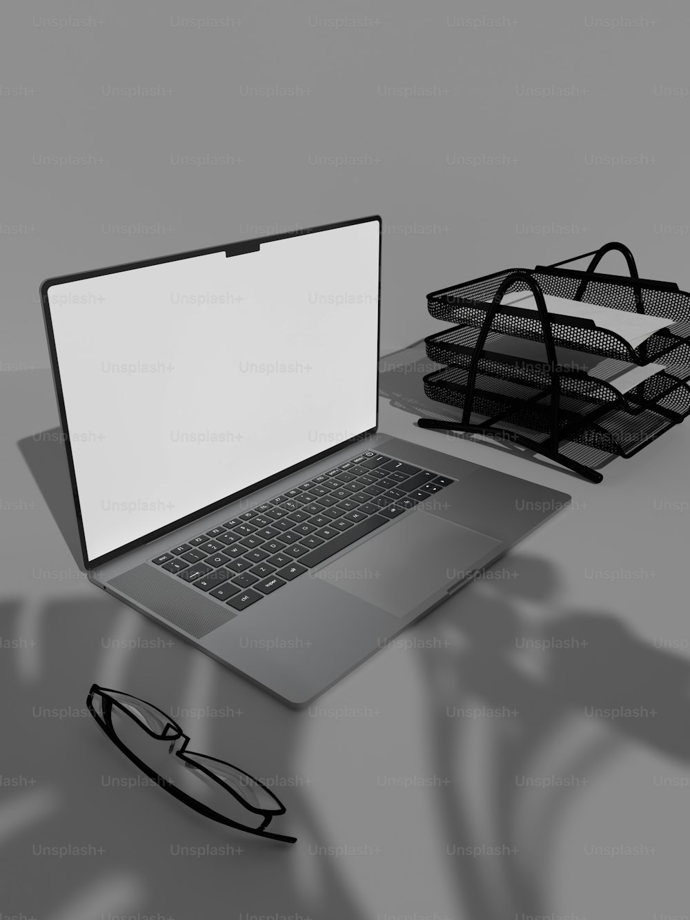 un computer portatile seduto sopra una scrivania