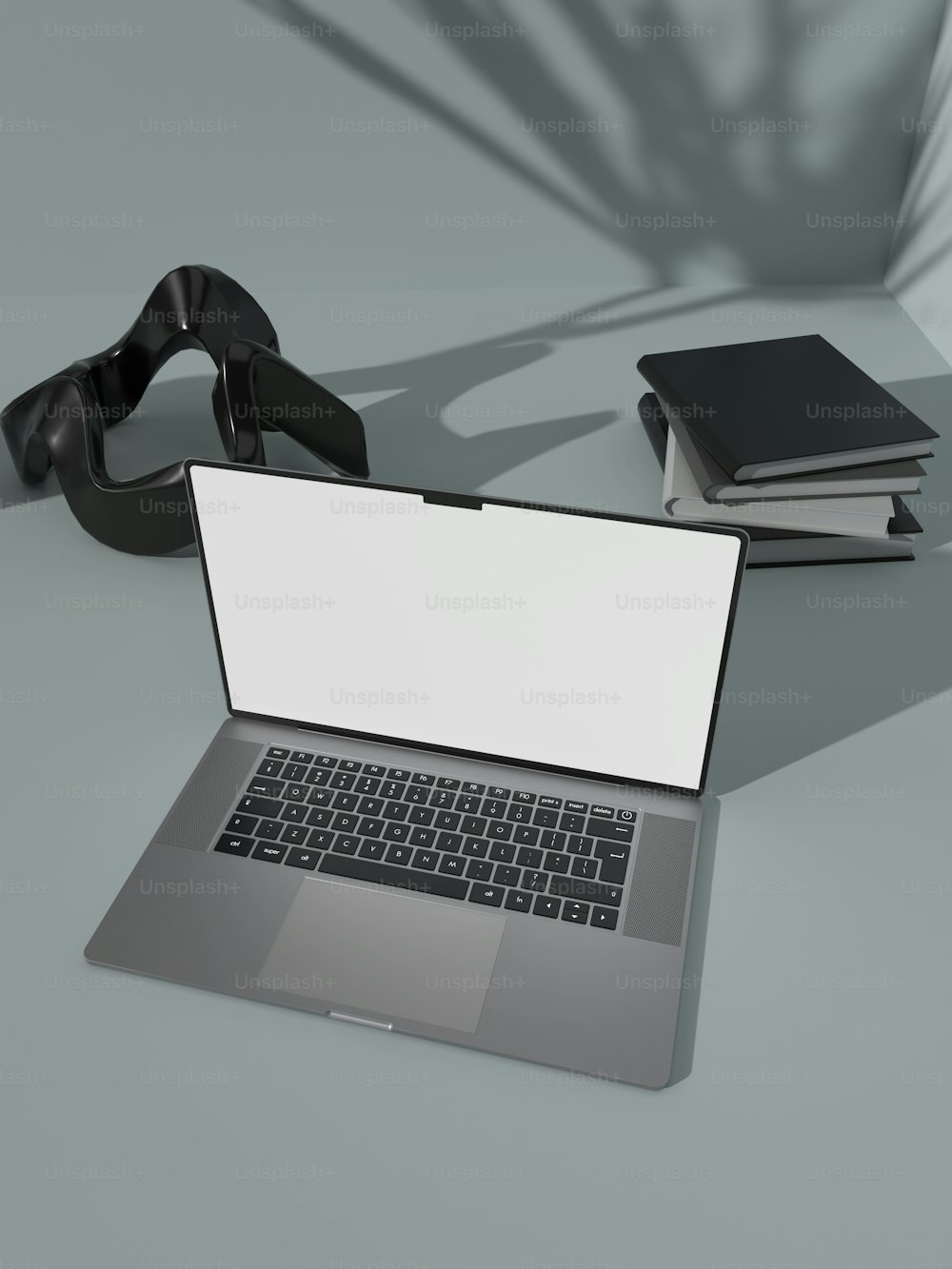 un ordinateur portable posé sur une table