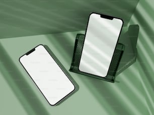 um telefone celular sentado em cima de uma mesa ao lado de um espelho