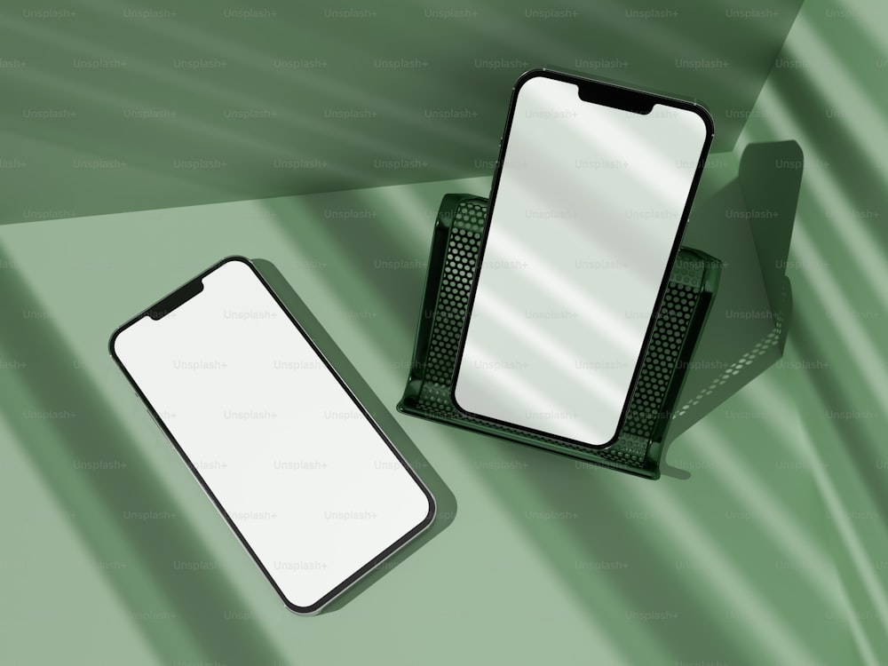 un téléphone cellulaire posé sur une table à côté d’un miroir