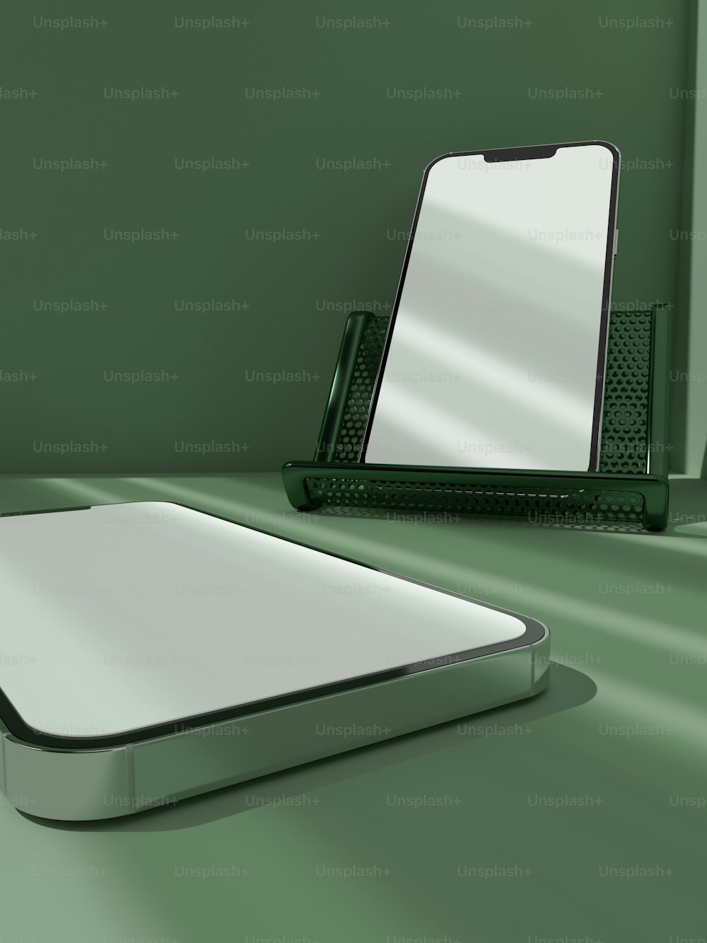 un ordinateur portable posé sur un bureau à côté d’un miroir