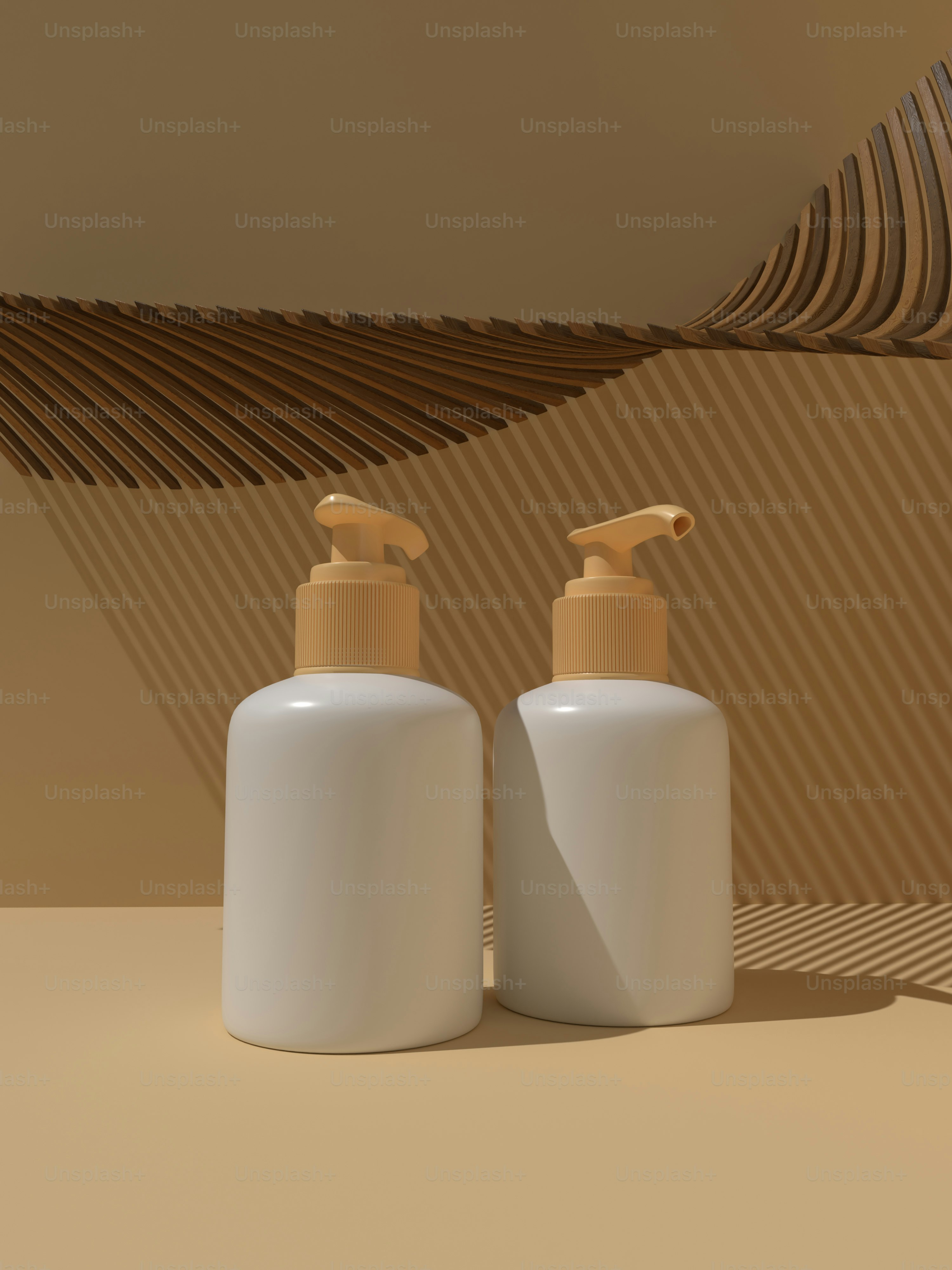 Un par de botellas blancas sentadas una al lado de la otra