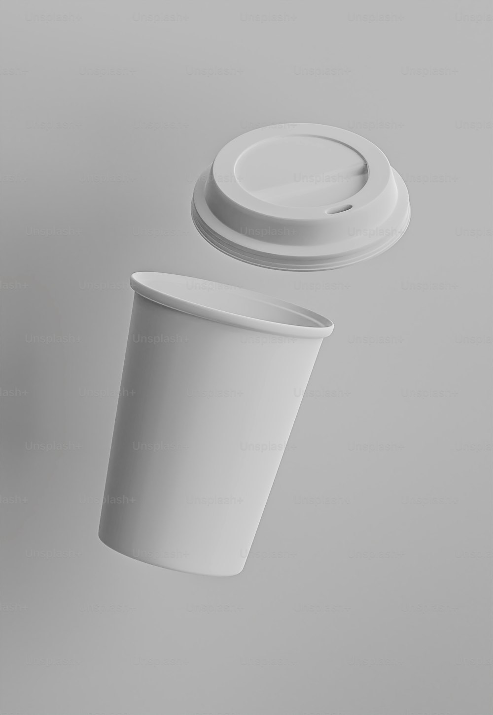 뚜껑이 있는 흰색 컵과 뚜껑이 있는 흰색 컵
