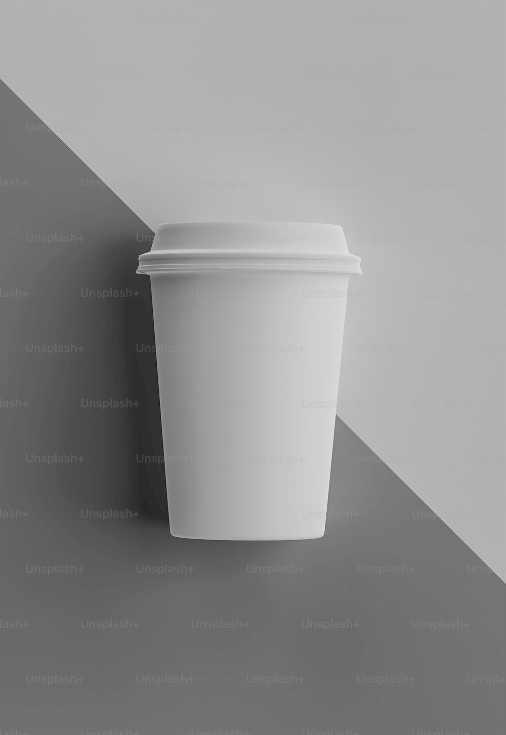 Eine Tasse Kaffee auf einem Tisch sitzend