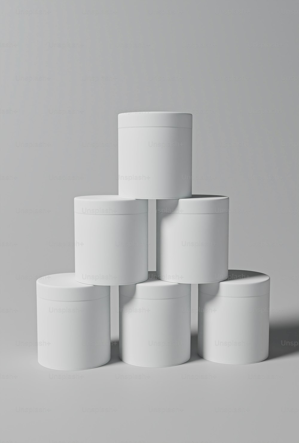 uma pilha de recipientes brancos sentados uns em cima dos outros