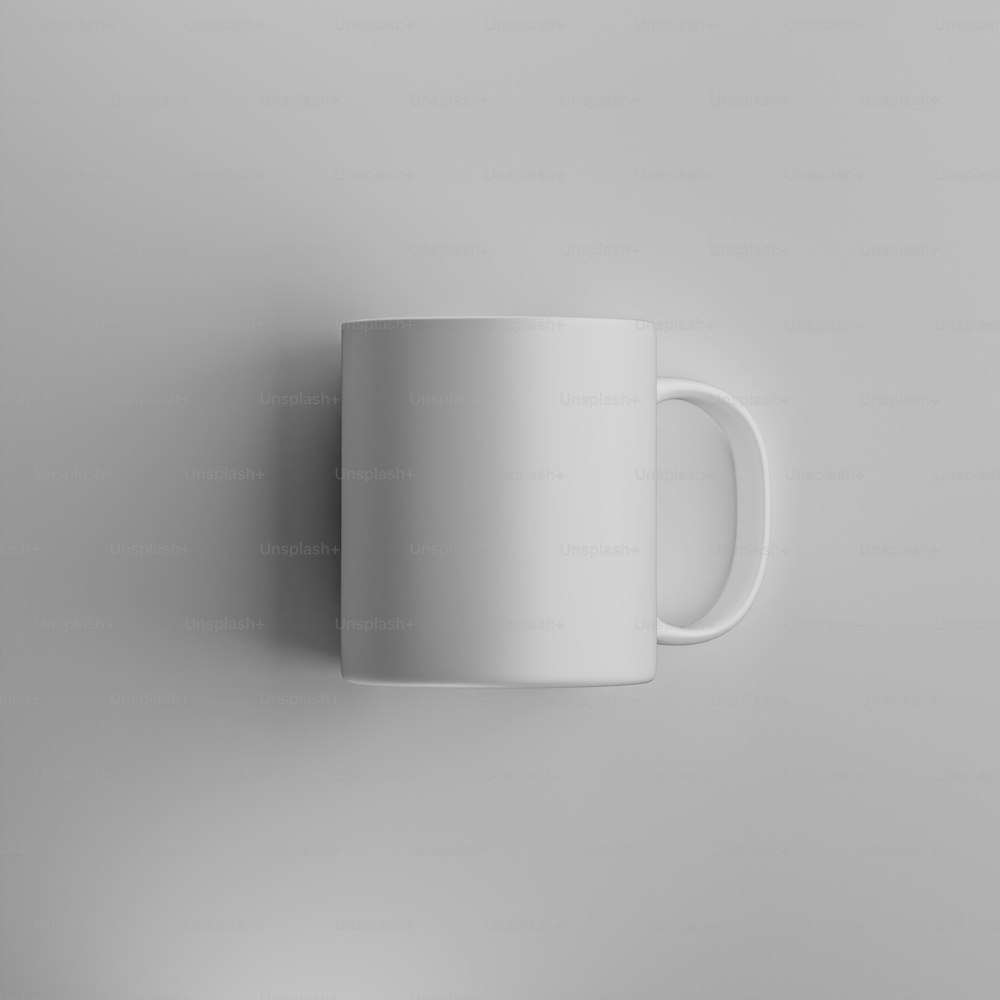 uma xícara de café branca está pendurada em uma parede