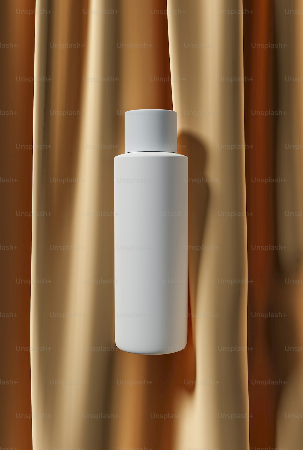 eine weiße Flasche, die an der Seite eines Vorhangs hängt