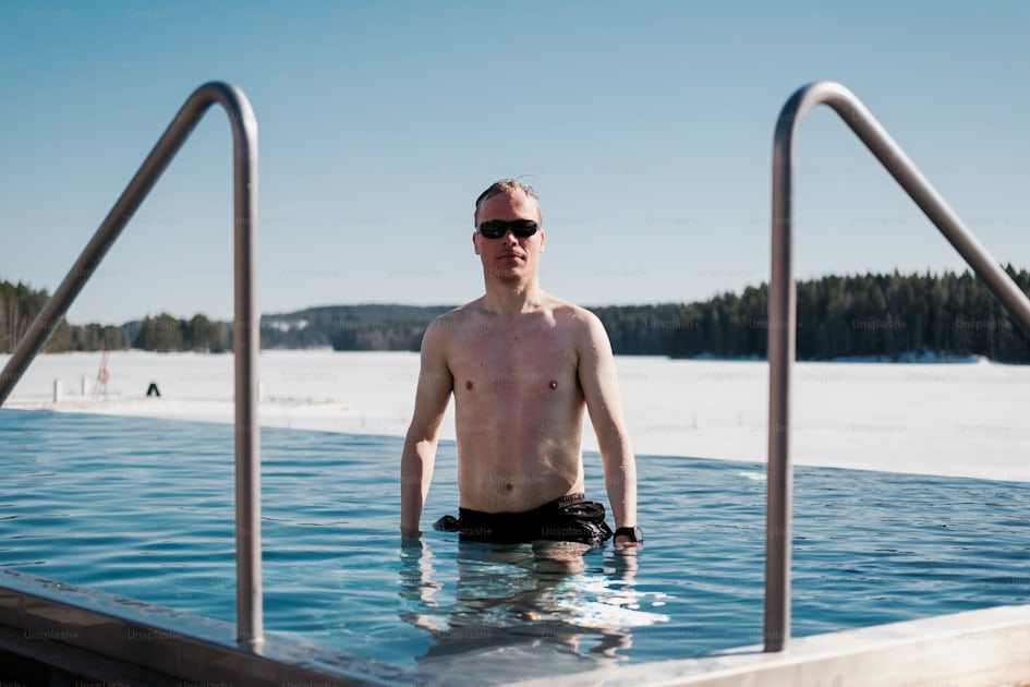Foto Un hombre con gafas de sol en una piscina – Gafas de sol Imagen en  Unsplash