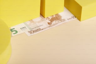 5유로 지폐가 노란색 표면에 놓여 있습니다
