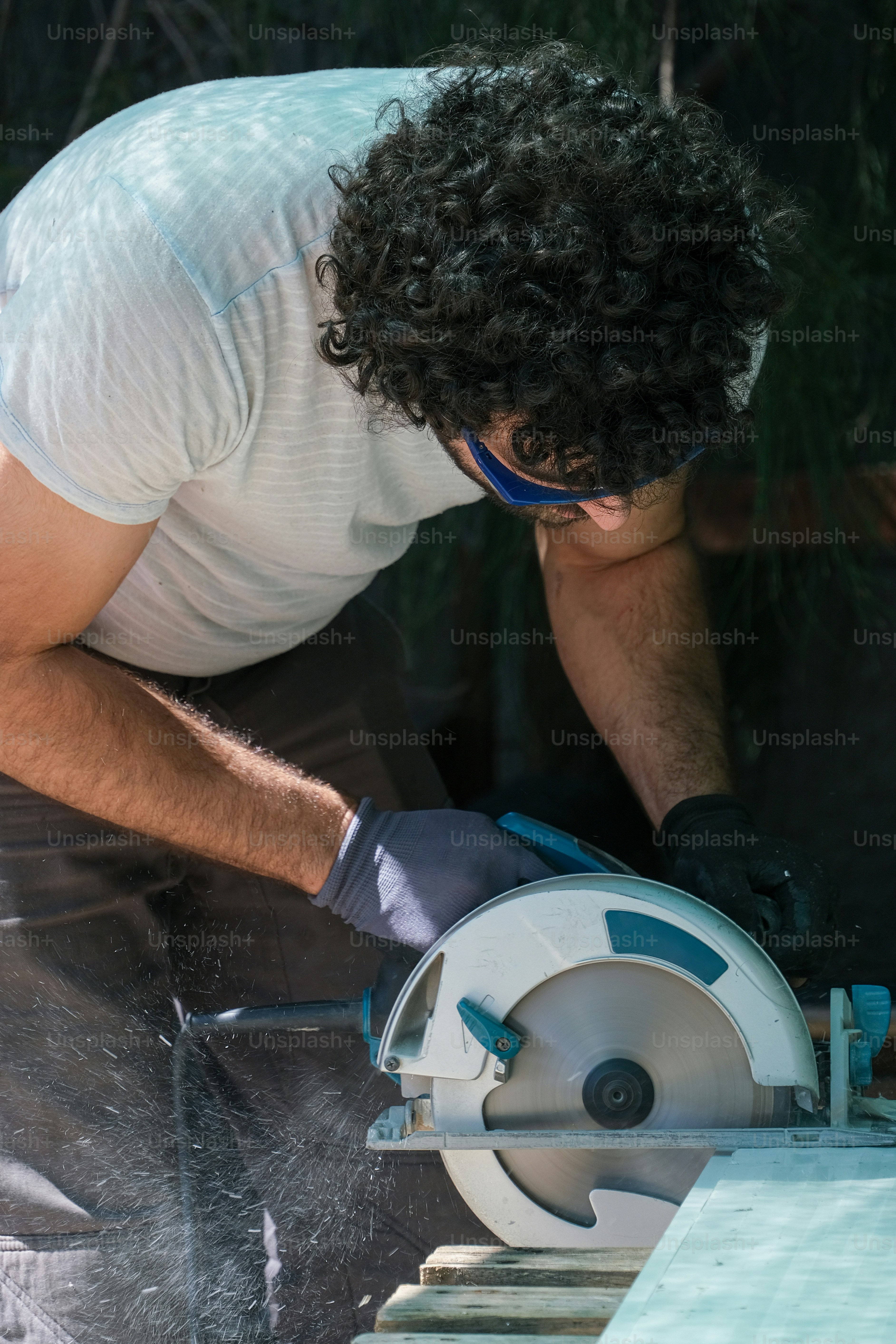 um homem que trabalha com uma serra circular