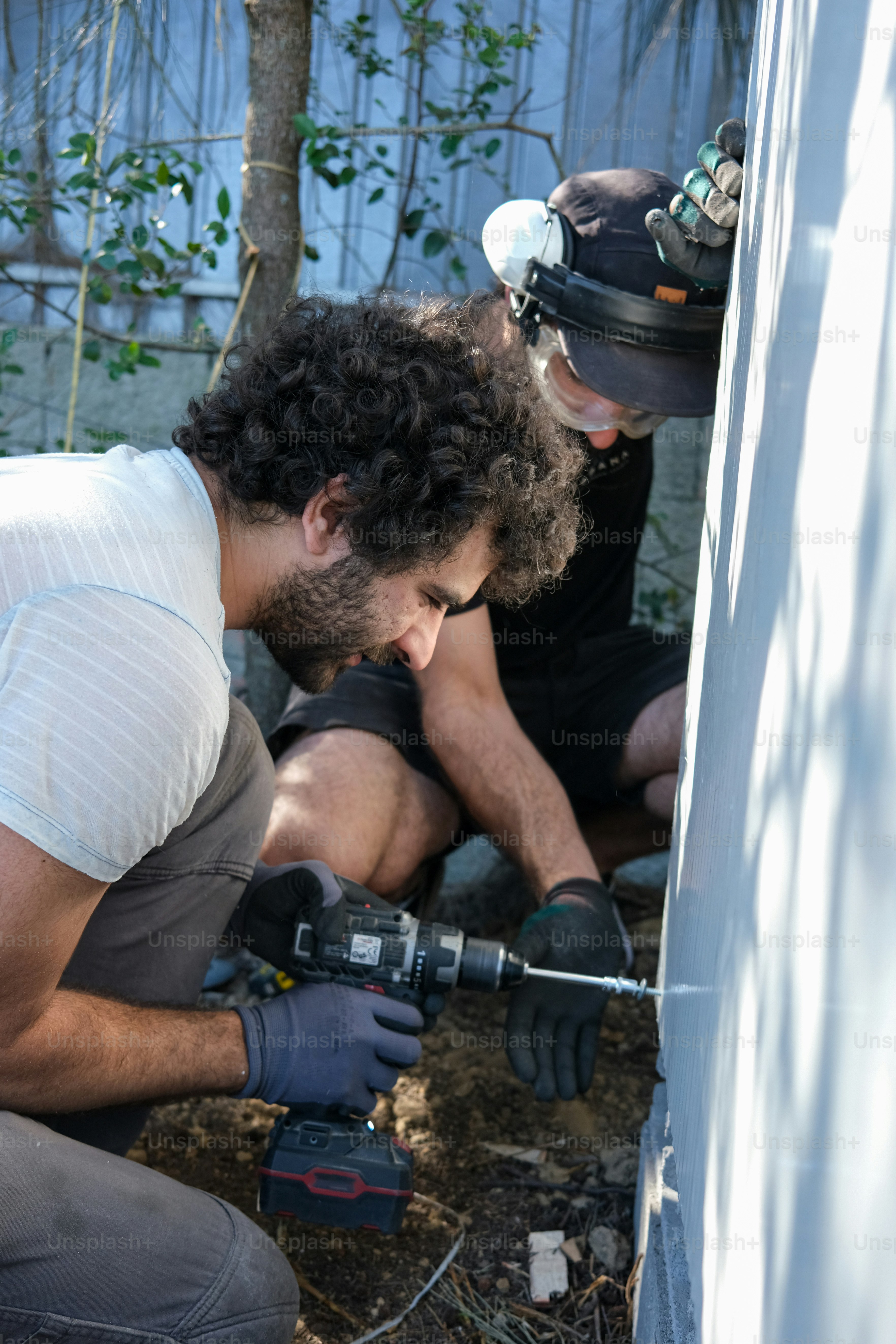 Ein paar Männer, die an einem Haus arbeiten