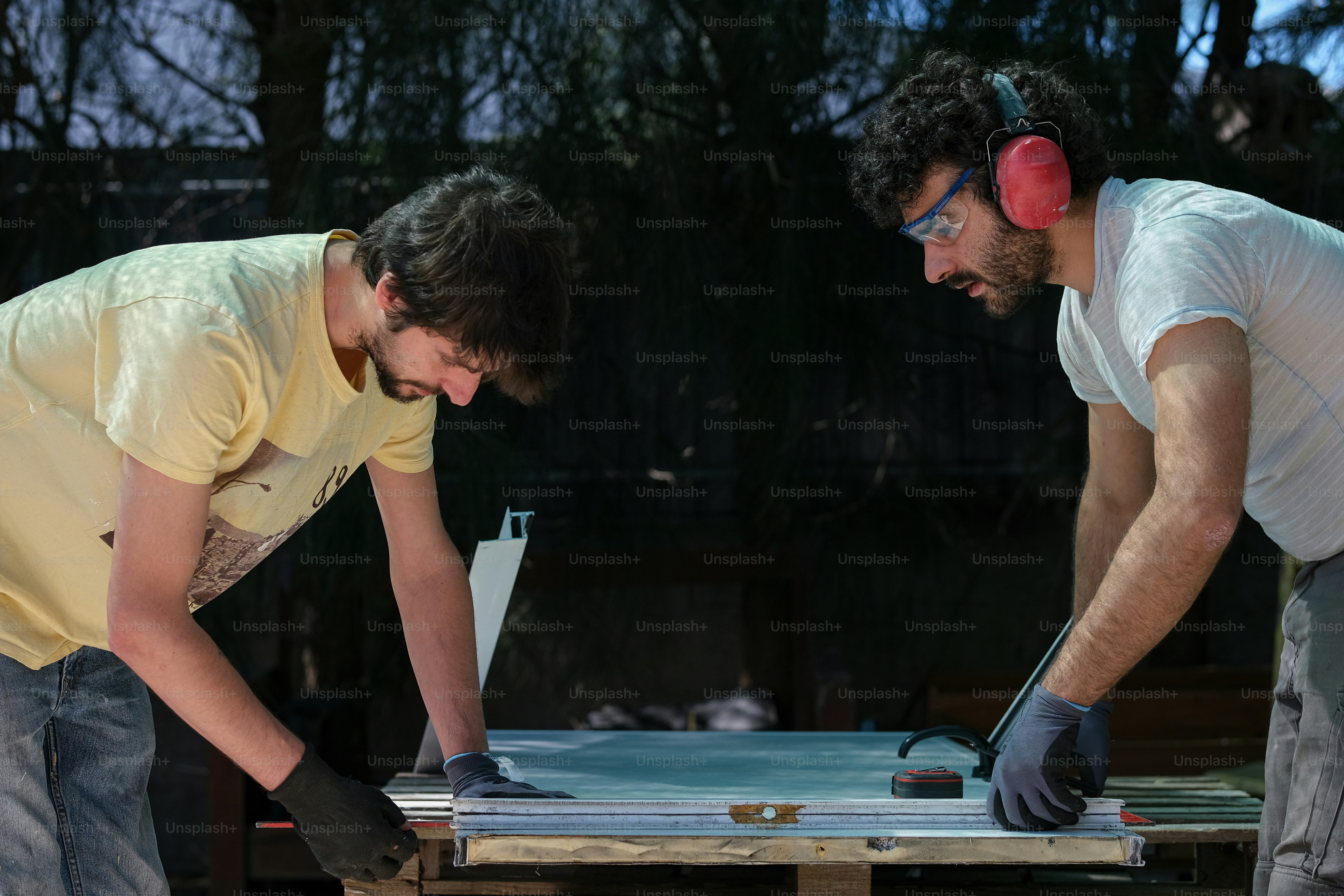 um casal de homens de pé um ao lado do outro