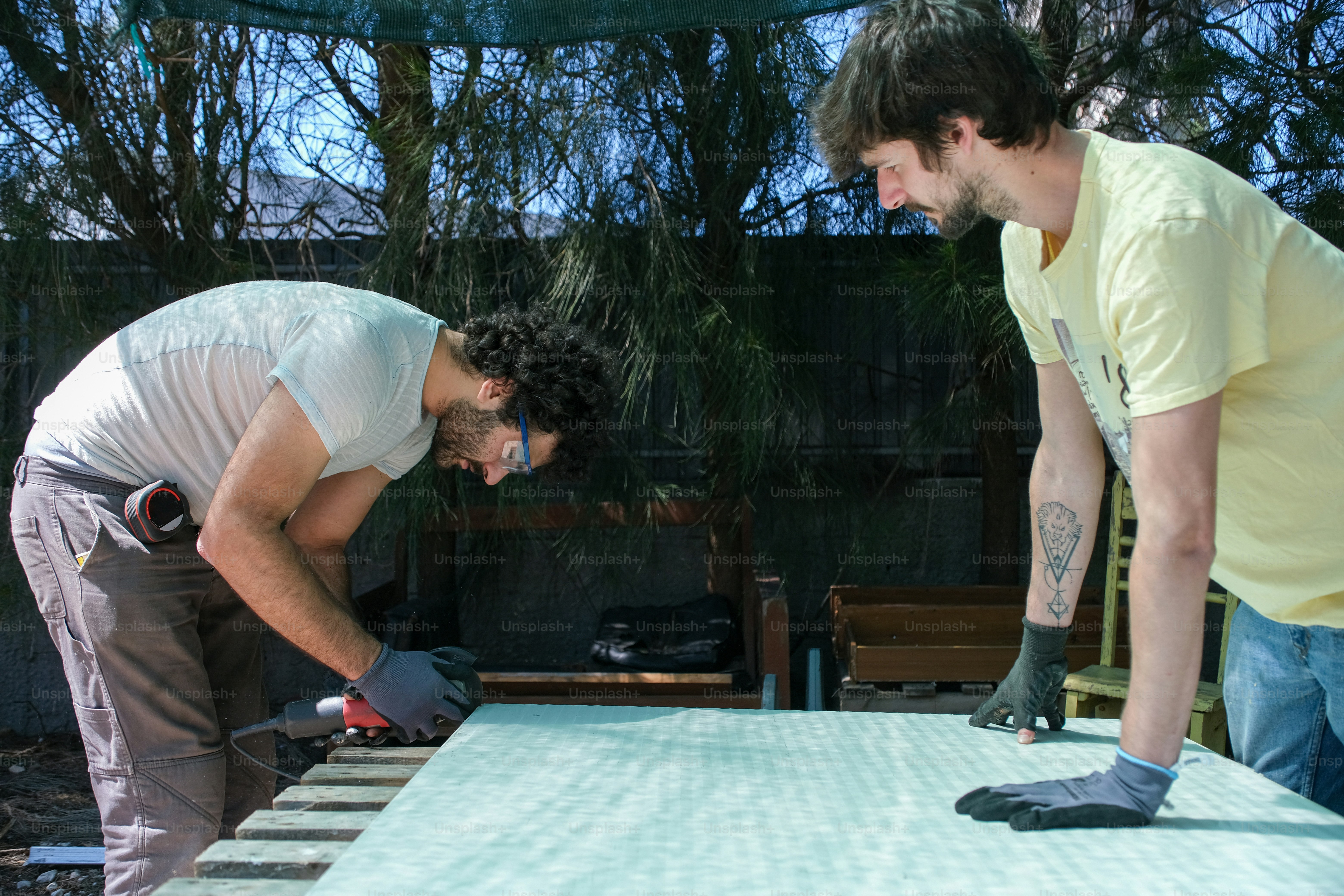um casal de homens trabalhando em uma mesa