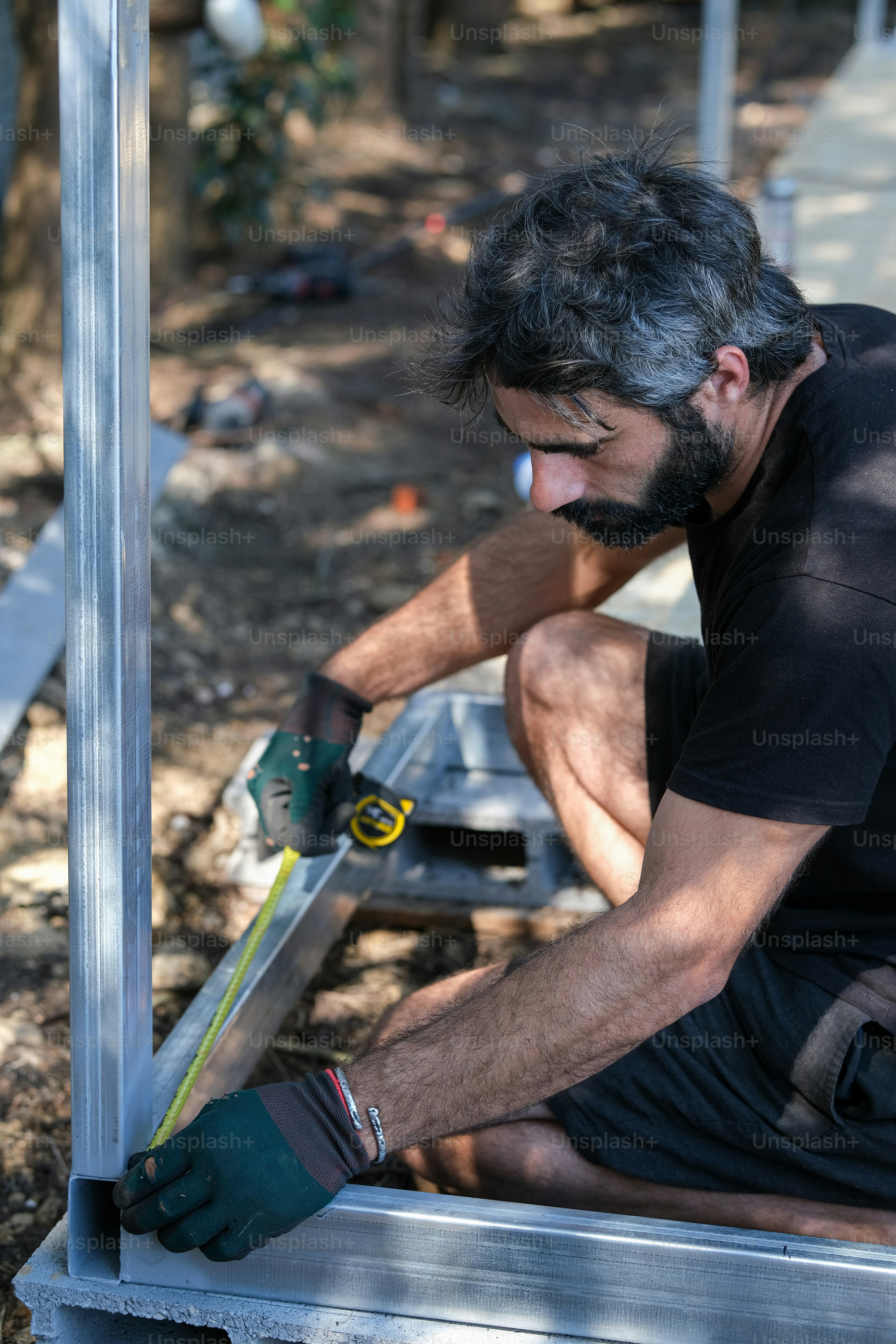 um homem sentado em um banco trabalhando em algo