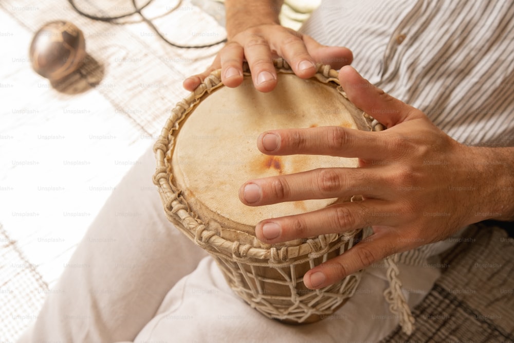 um homem segurando um tambor em suas mãos