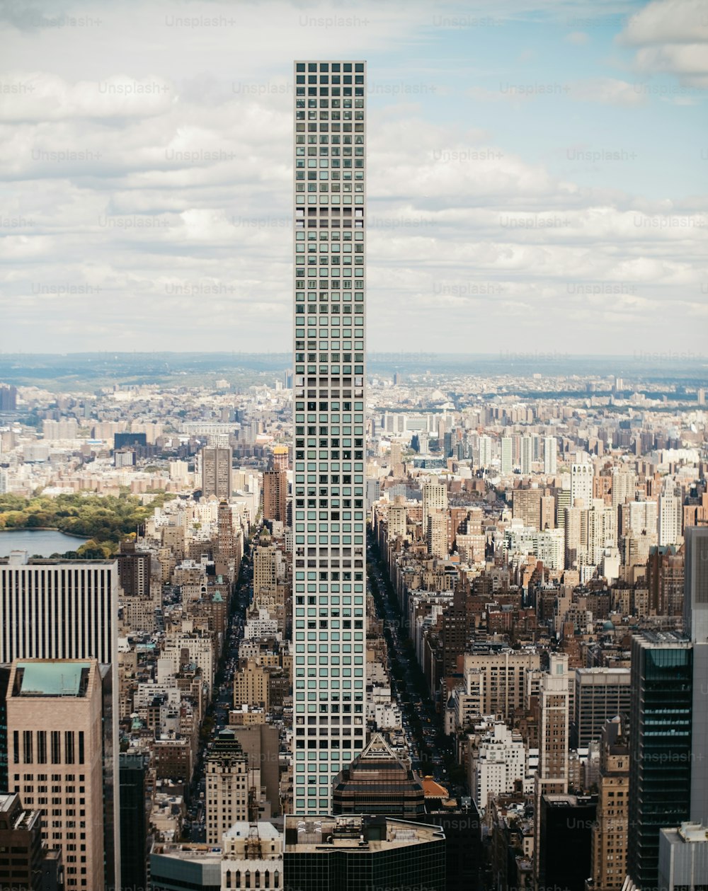 Un edificio molto alto che domina una città