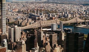 uma vista aérea de uma cidade e uma ponte