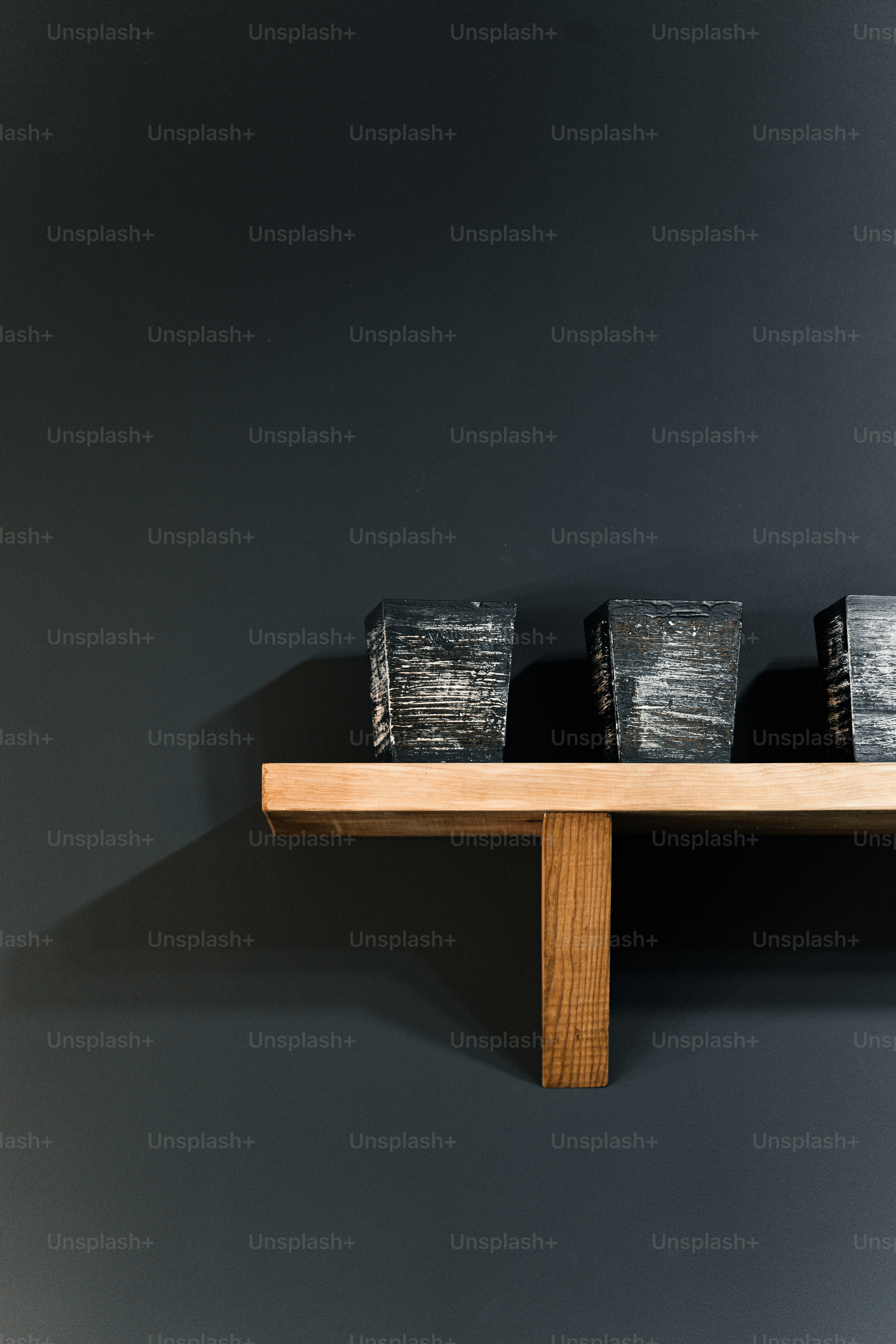une étagère en bois avec trois pots sur le dessus