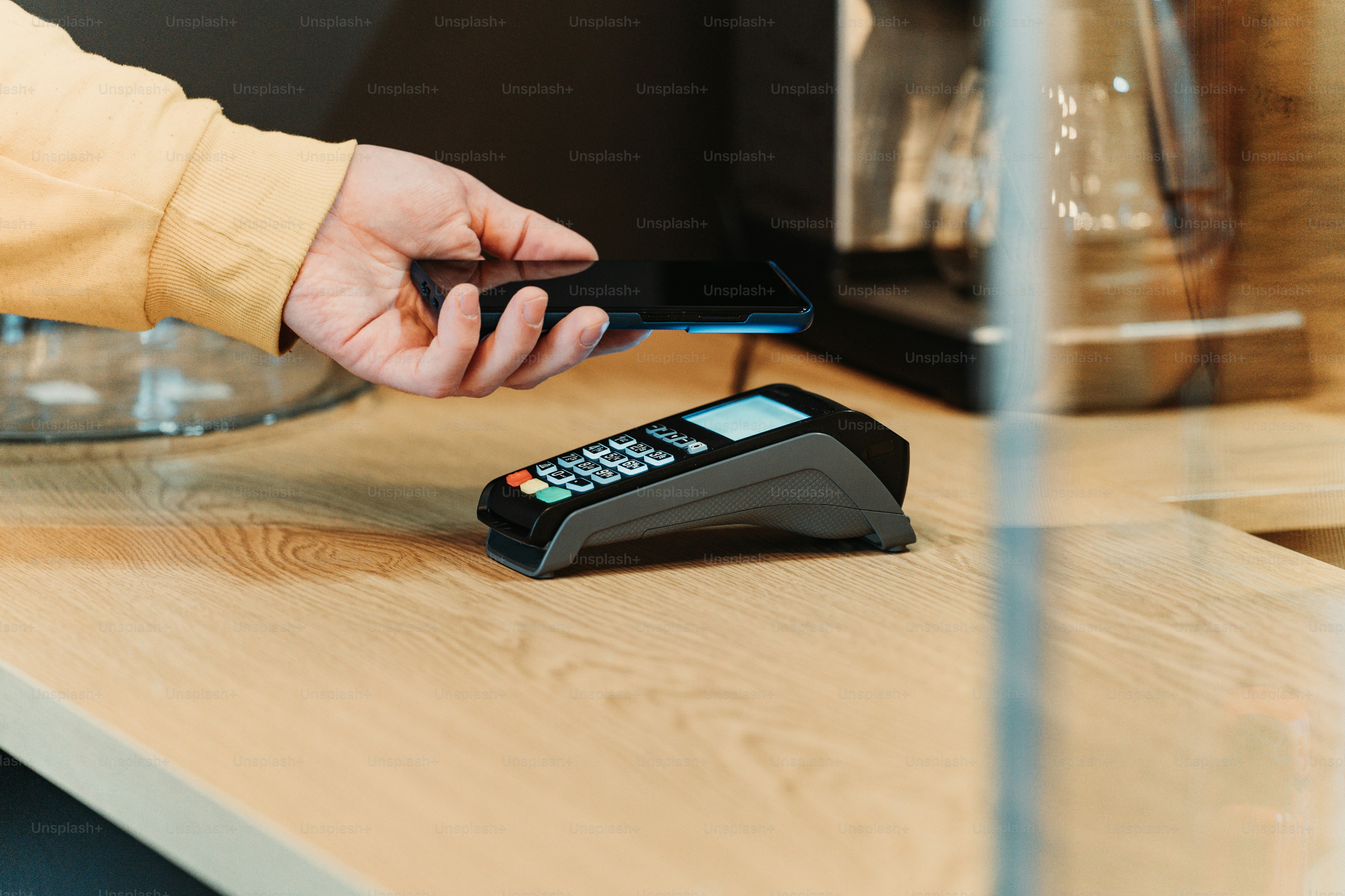 Kontaktloses Bezahlen am Kartenterminal