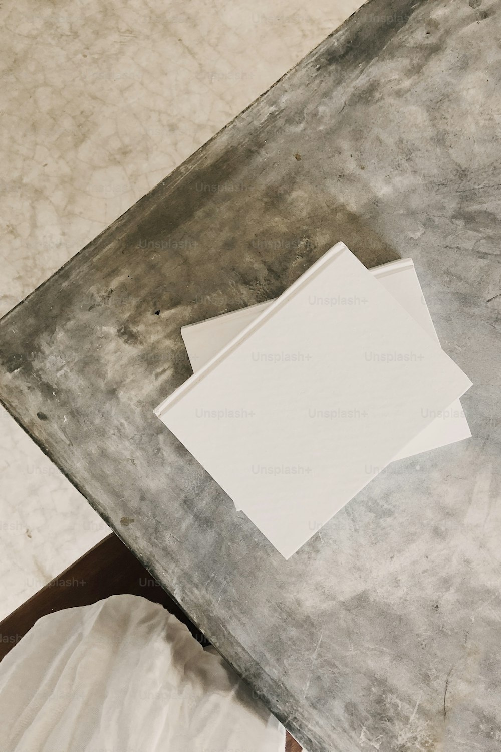 um pedaço de papel branco sentado em cima de uma mesa