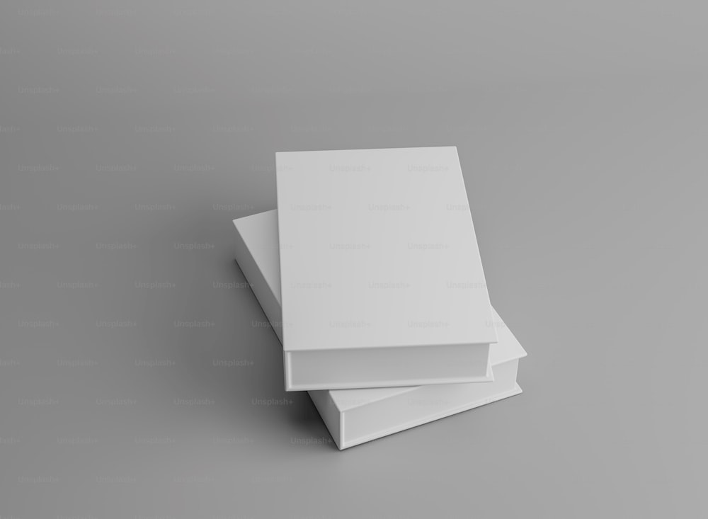 Una pila de libros blancos sobre un fondo gris