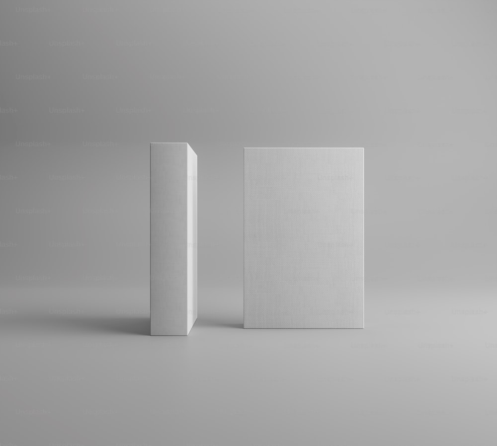 Una scatola bianca vuota seduta sopra un tavolo