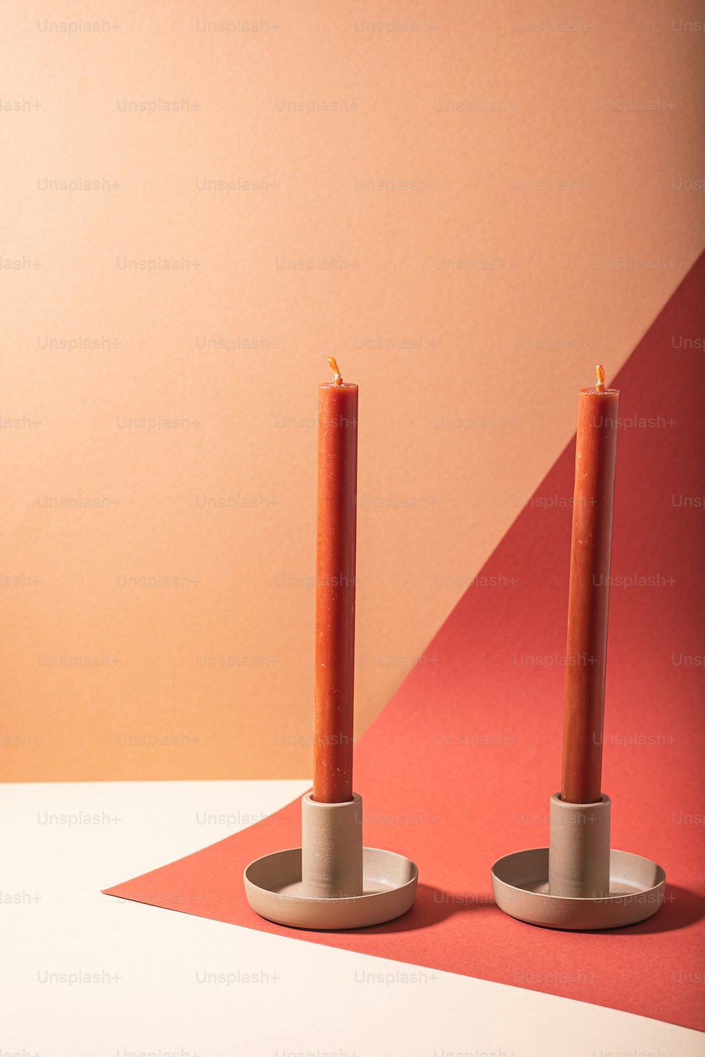 un paio di candele sedute sopra un tavolo