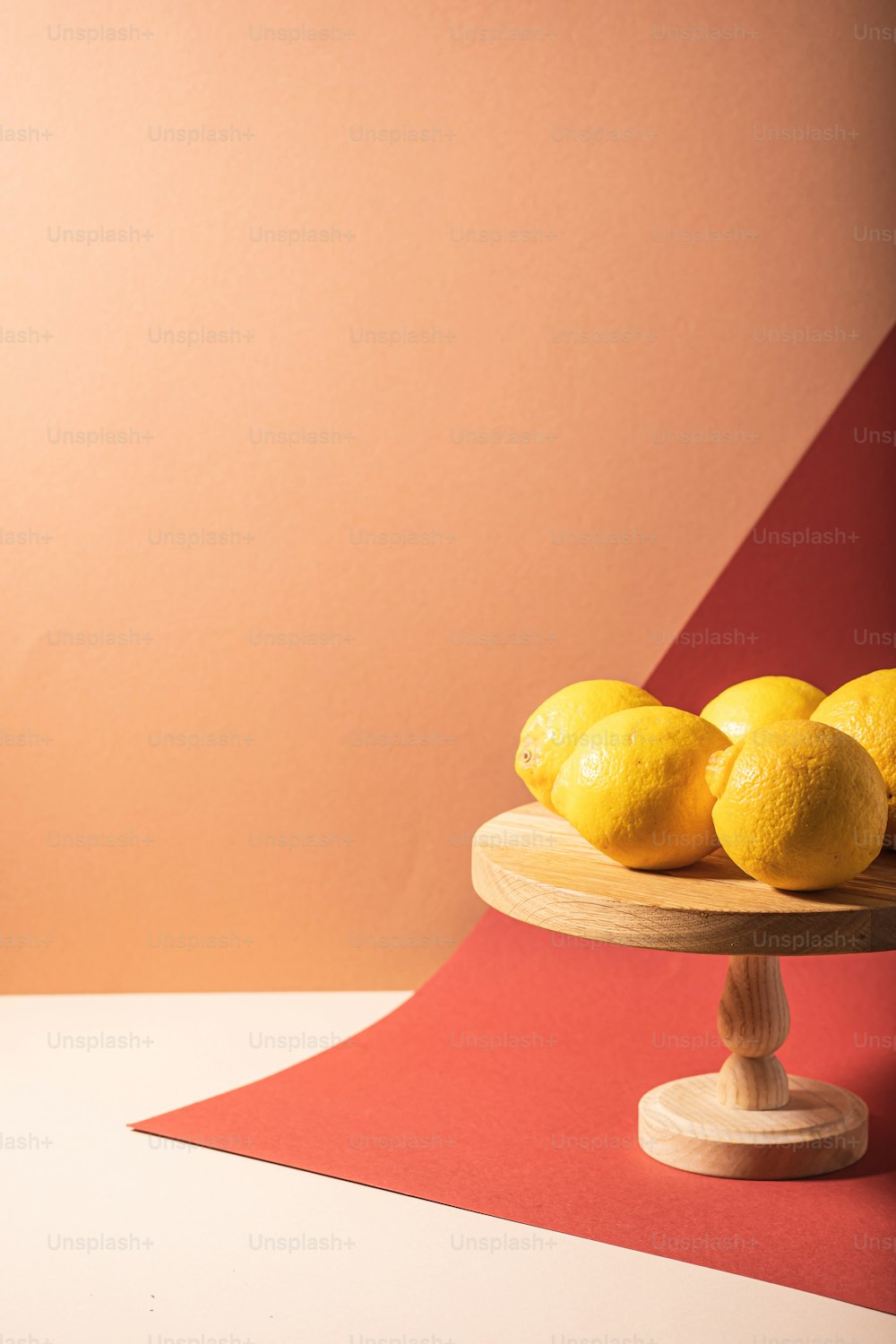 eine Schale mit Zitronen, die auf einem Tisch sitzt