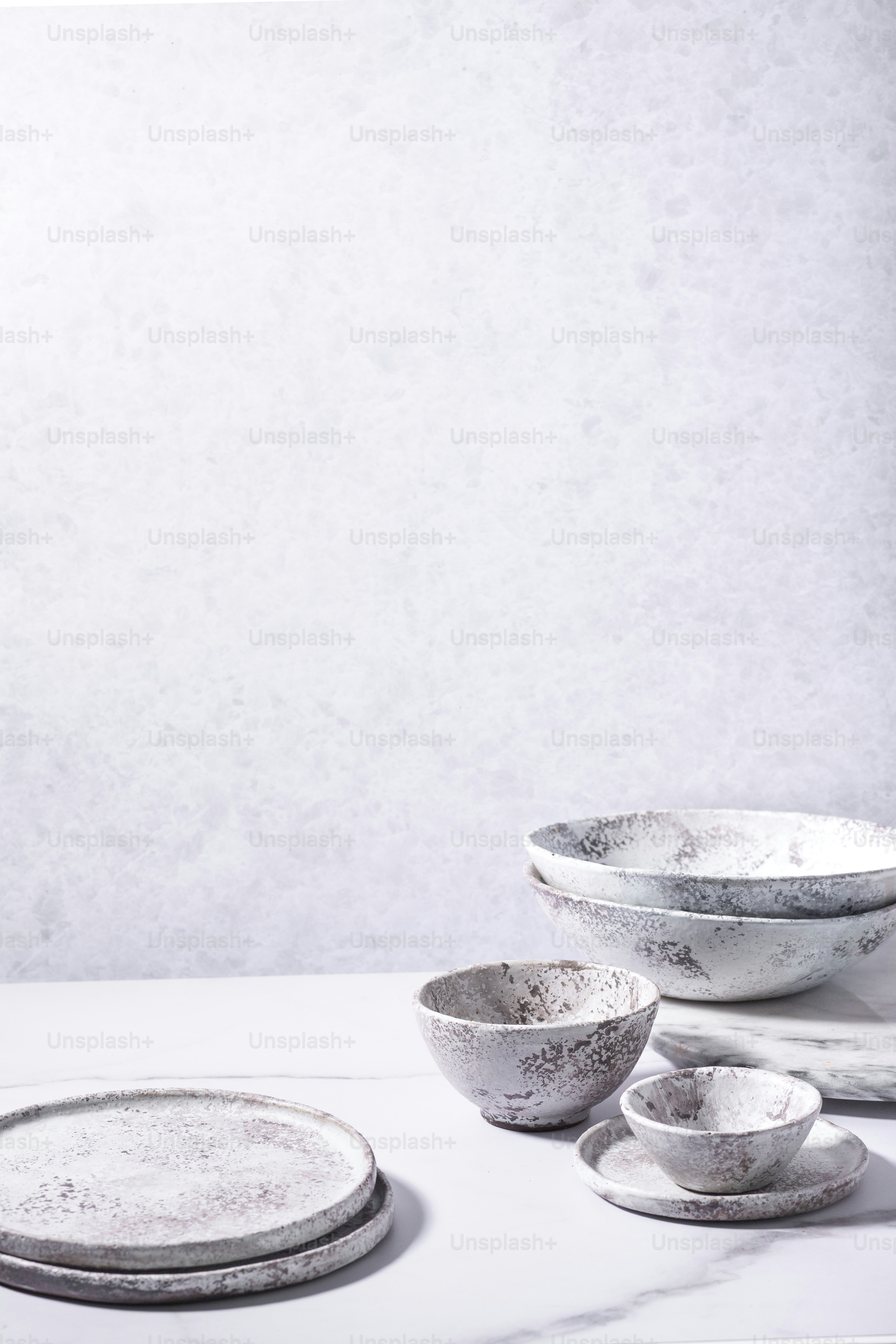 ein weißer Tisch mit Tellern und Schüsseln