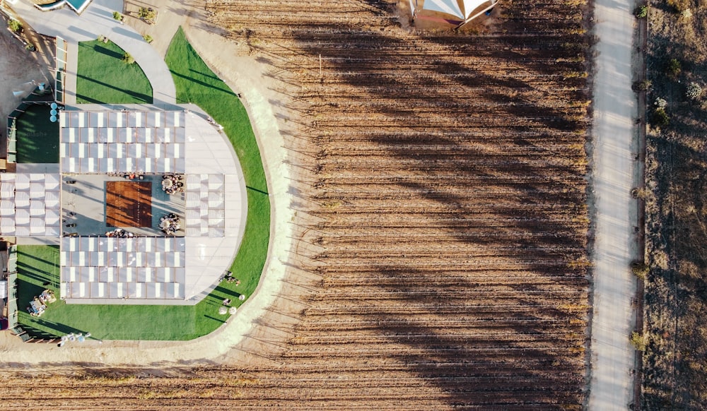 una veduta aerea di un campo con un edificio nel mezzo di esso