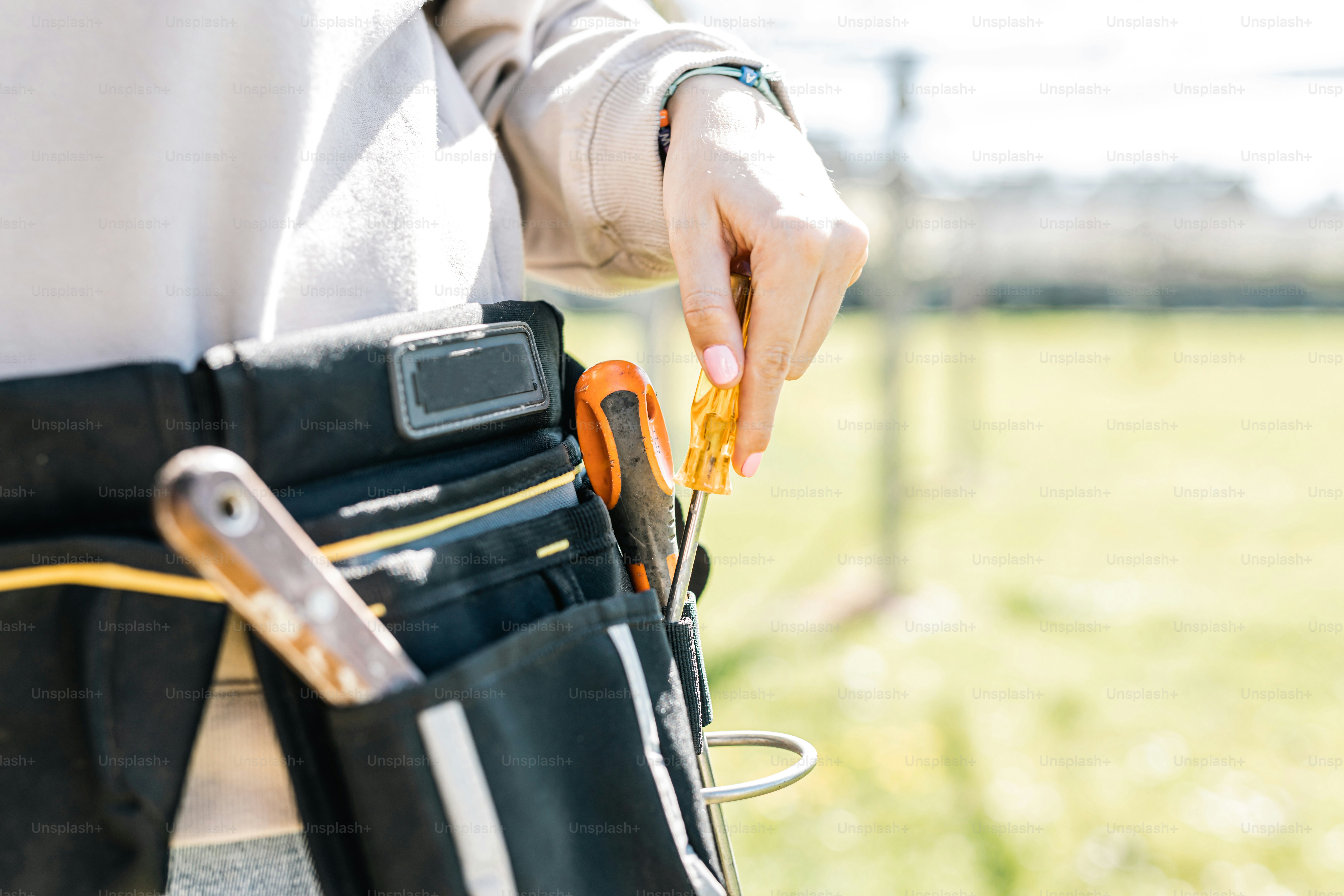 une personne tenant une paire de ciseaux dans sa poche