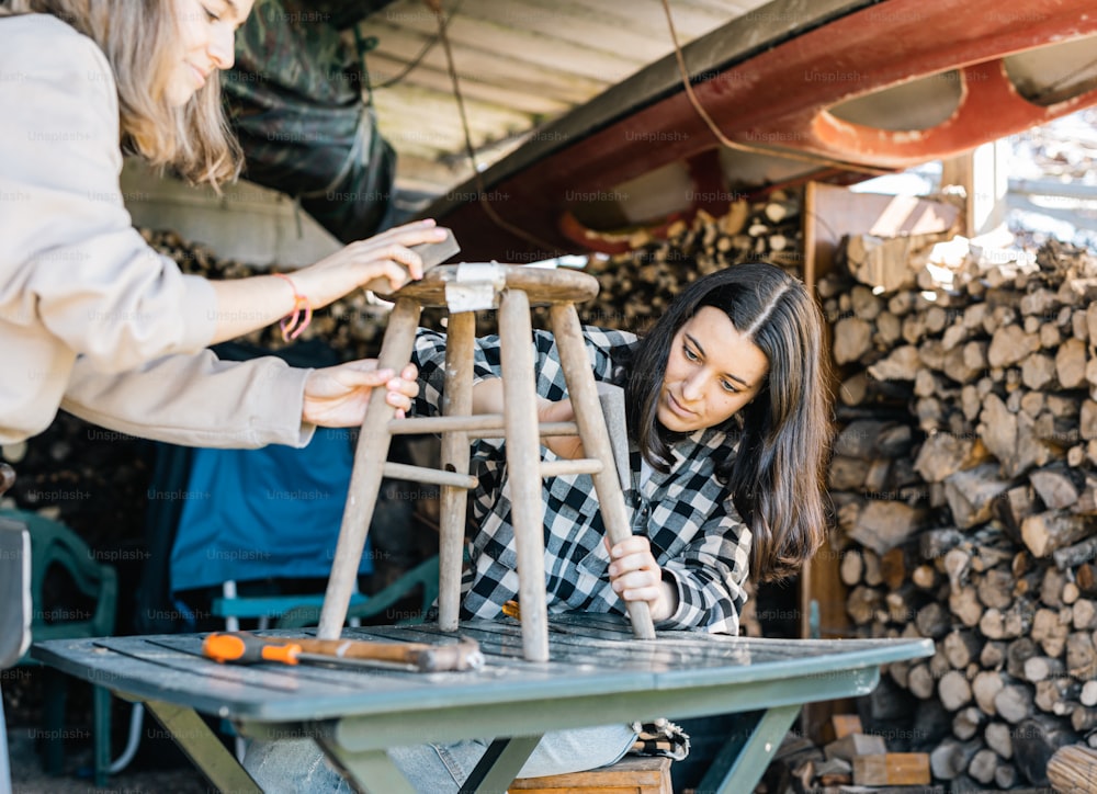 Eine Gruppe von Frauen, die an einem Stück Holz arbeiten