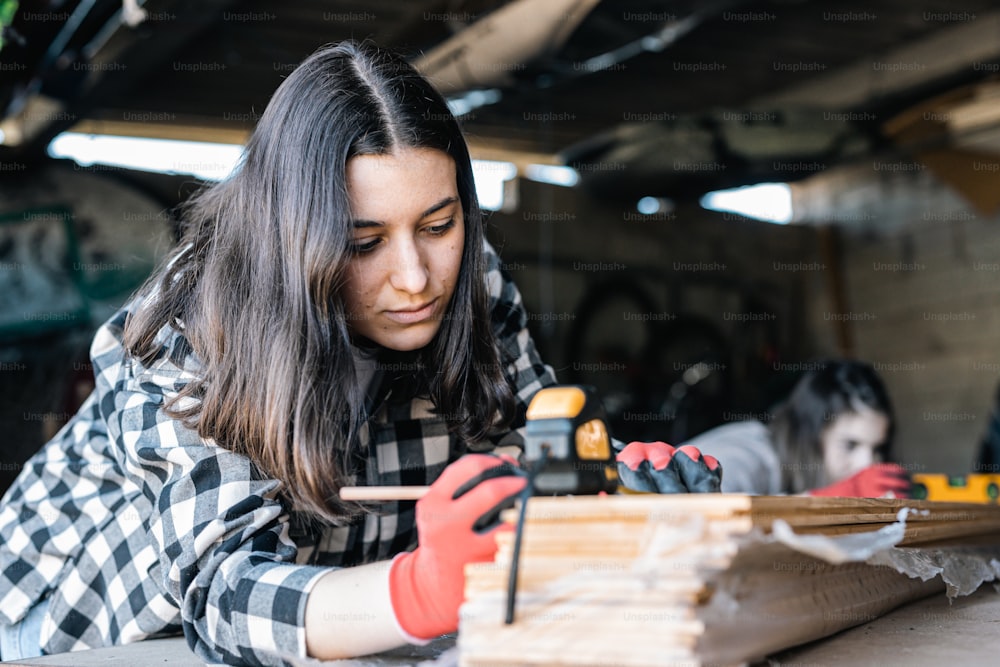 Una mujer trabajando en un trozo de madera
