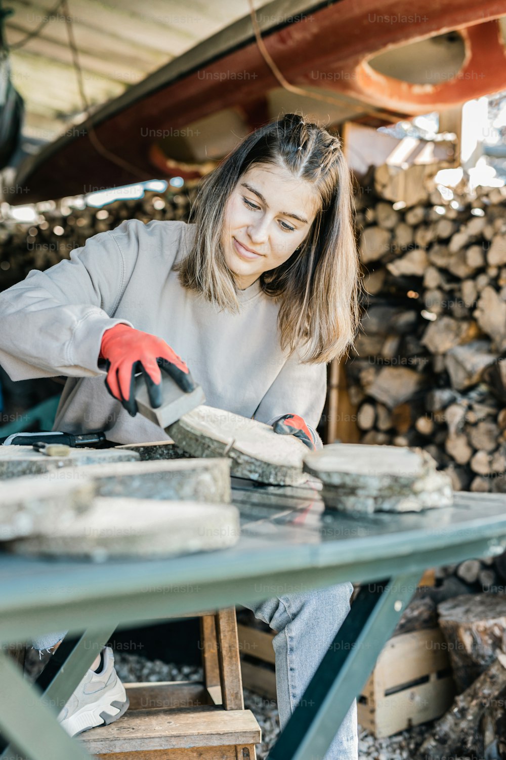 Eine Frau arbeitet an einem Stück Holz
