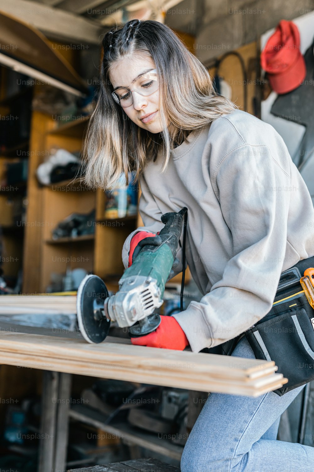 Una mujer trabajando en un trozo de madera